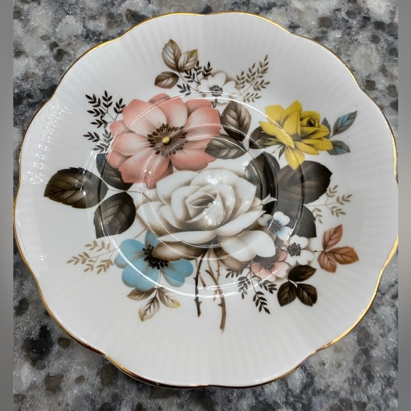 EUC ROYAL ALBERT BONE CHINA TEACUP AND SAUCER WITH ROSES AND OTHER FLORAL DECOR - Picture 10 of 12